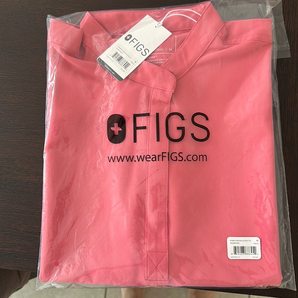 Women’s Figs Rafaela oversized scrub top. Size medium. Color desert rose.